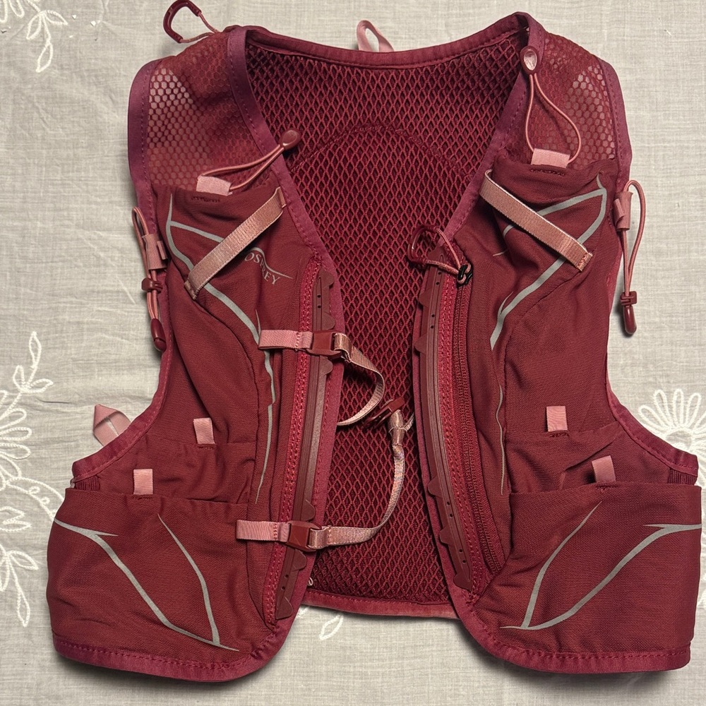 OSPREY Dyna 6L hydration vest in Kakio Pink